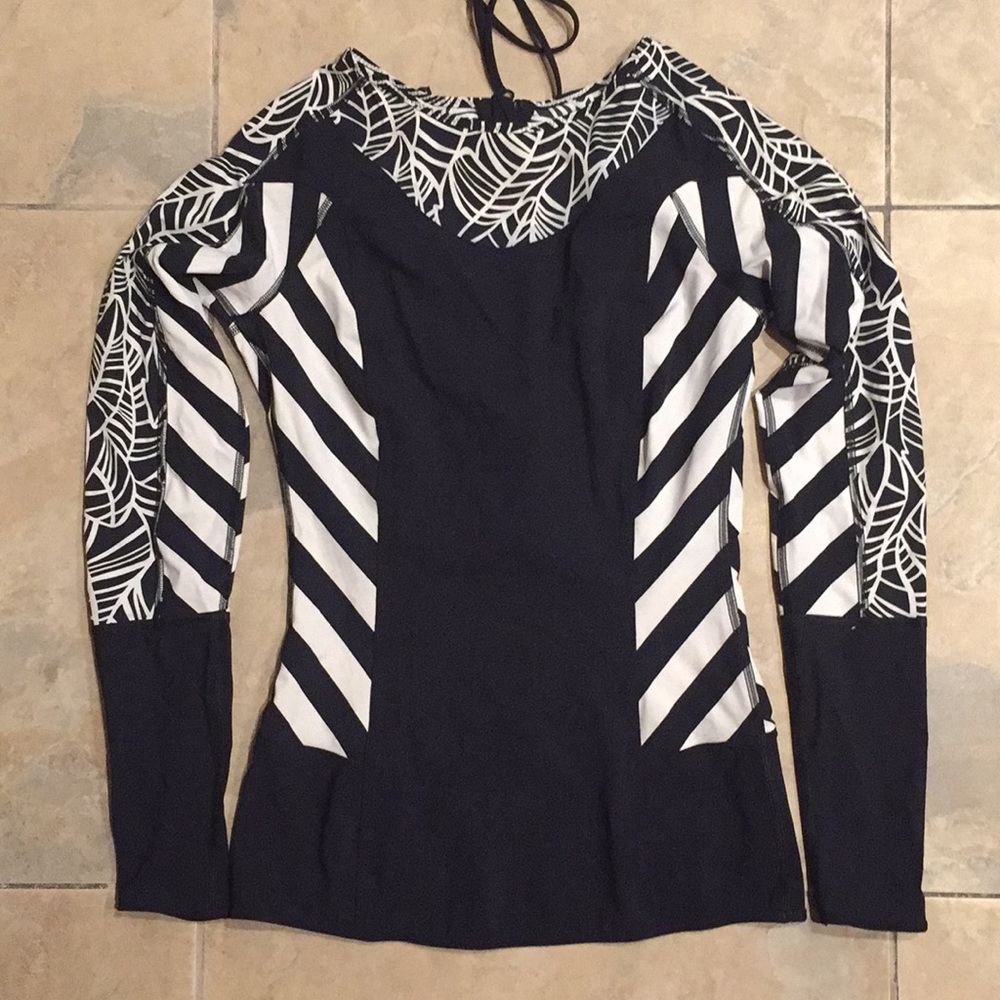 Lululemon Swell Seeker Paddle Top Sz 6 Black White Striped Rash Guard